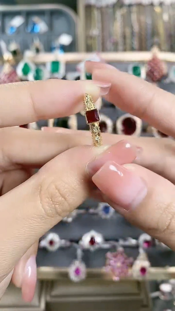 【闪购商品】红宝石戒指18K金镶嵌18K金镶嵌红宝石戒指