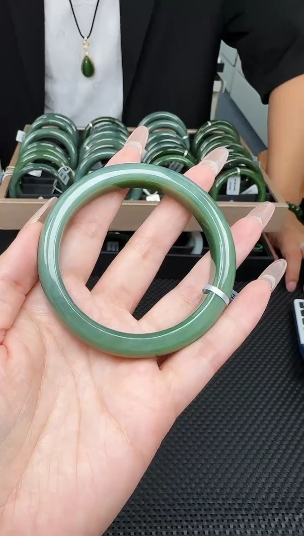 未镶嵌手镯和田玉一支，约58圈口