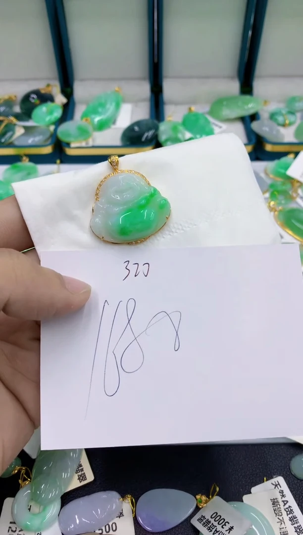 颈饰18K金镶嵌翡翠周*元11111