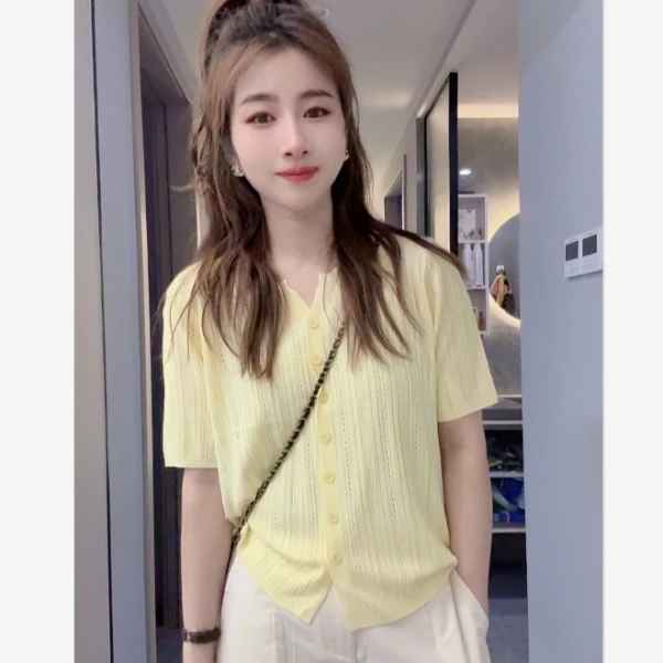 轻薄透气镂空v领单排扣冰丝针织短袖别致独特上衣高级感针织衫