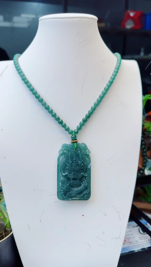 翡翠未镶嵌颈饰多样性发货其中一件