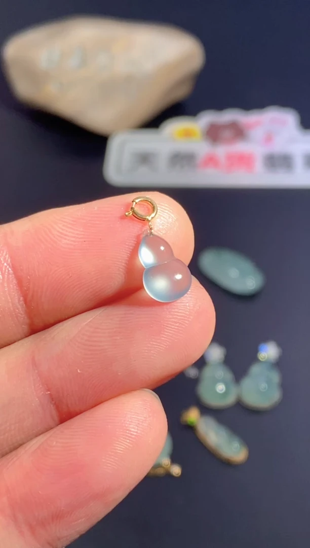 颈饰18K金镶嵌翡翠