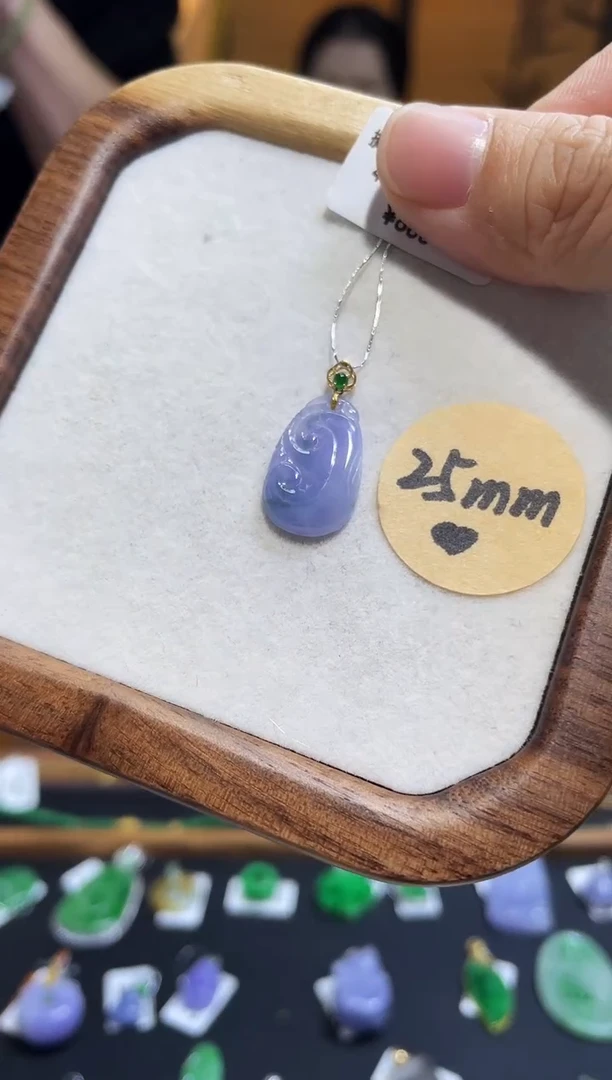 颈饰18K金镶嵌翡翠如意