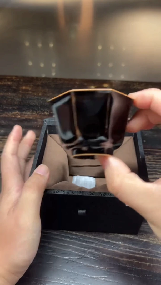 黄灿墨玉八方杯、、