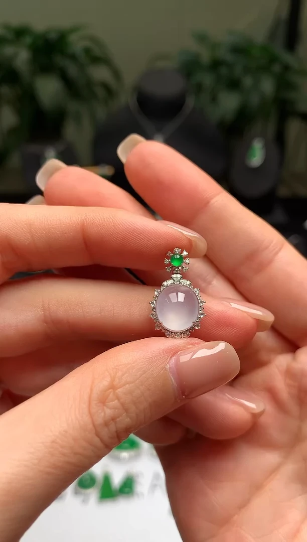 颈饰18K金镶嵌翡翠冰蛋