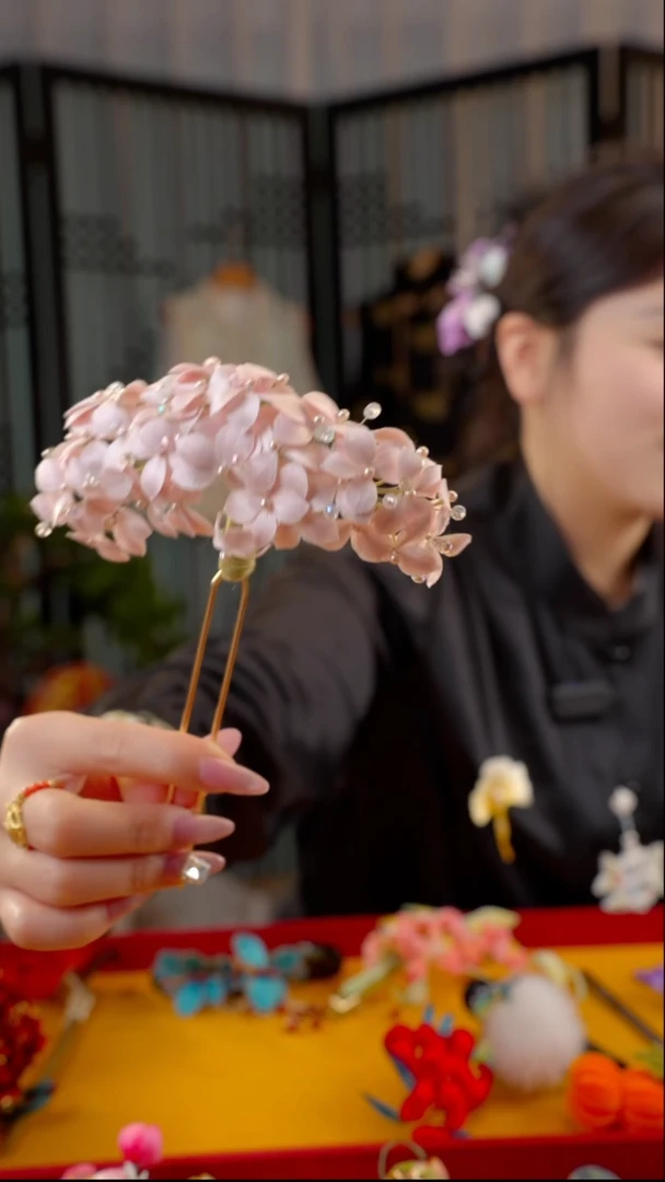 刺绣非遗绒花饰品