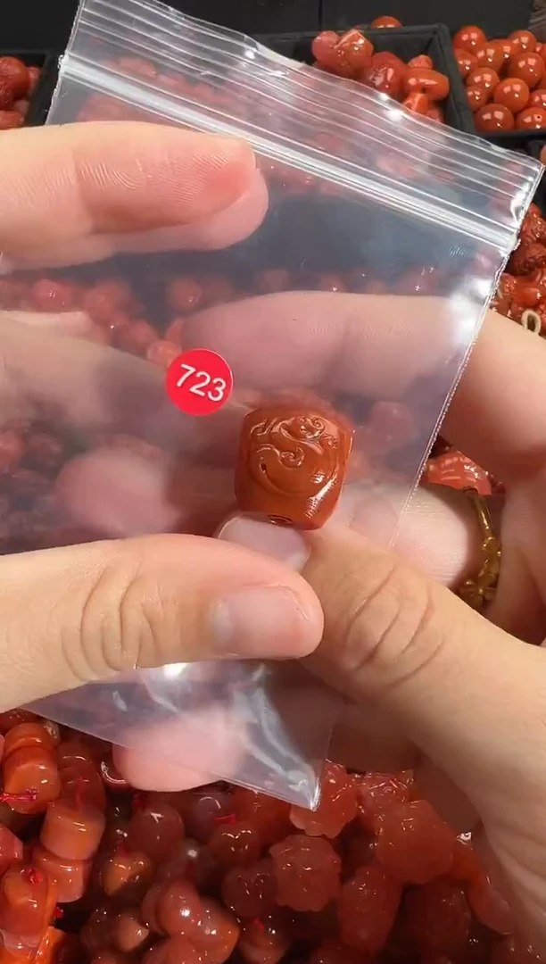 颈饰未镶嵌南红玛瑙1