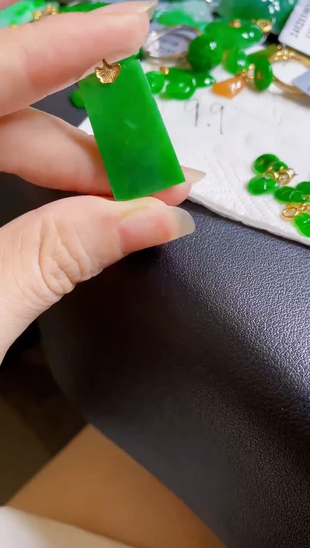 翡翠18K金镶嵌颈饰无事牌