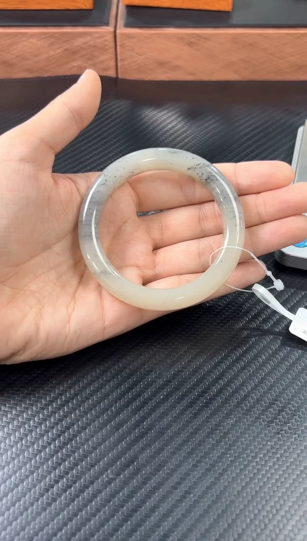 未镶嵌手镯和田玉黑山微色差55+M