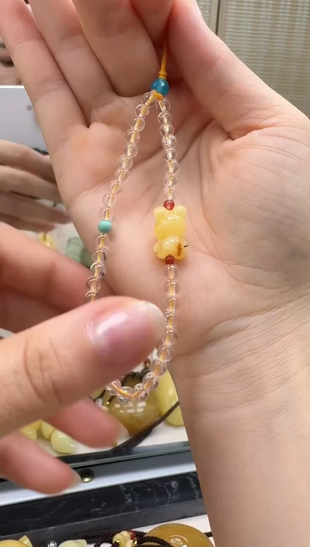 未镶嵌颈饰琥珀如图