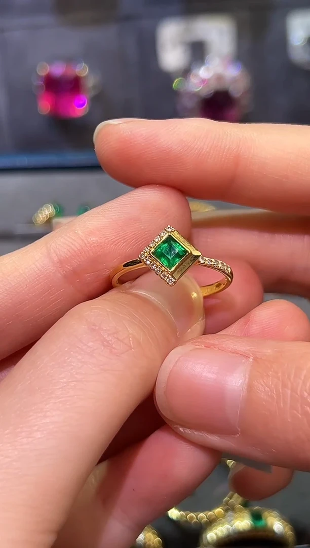 【闪购商品】祖母绿戒指18K金镶嵌0.41ct