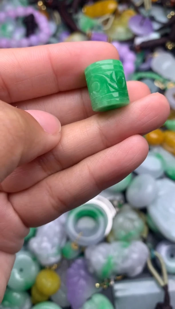 颈饰未镶嵌翡翠天然缅甸翡翠吊坠