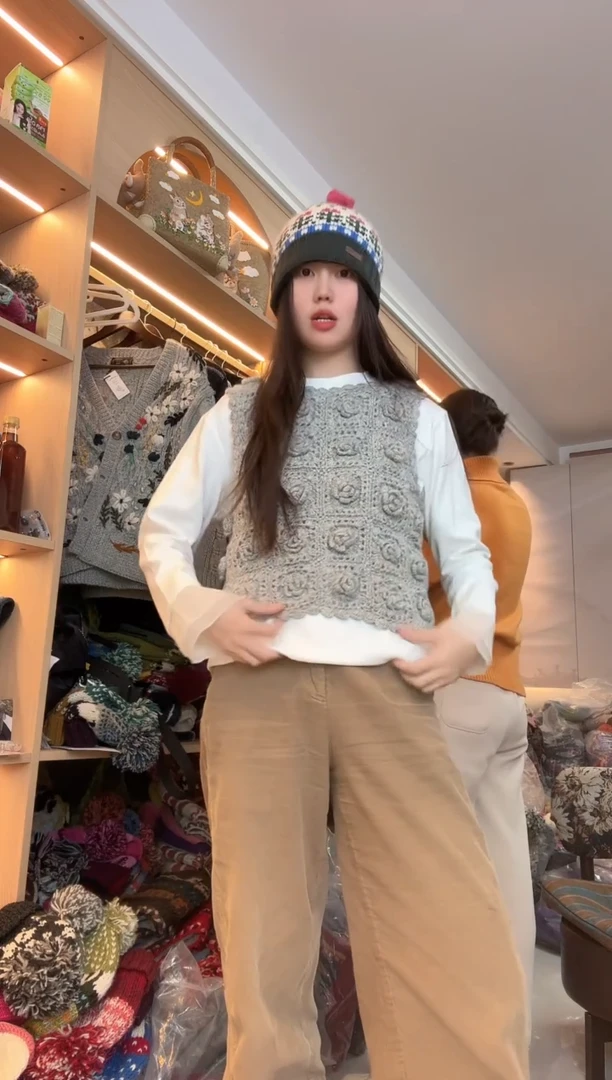 羊毛灰色山茶花马甲