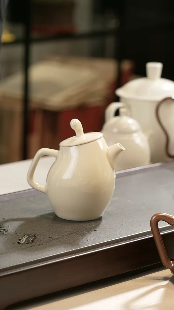 白釉色仿生茄子壶