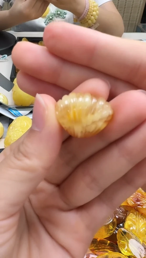 未镶嵌琥珀裸石如图