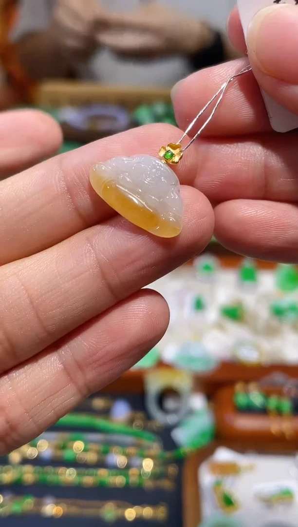 颈饰18K金镶嵌翡翠佛公
