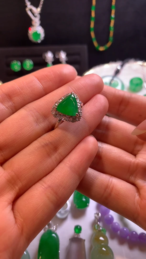 18K金镶嵌戒指翡翠戒指