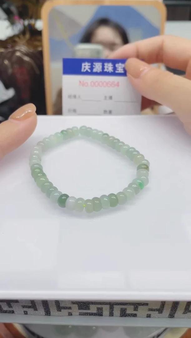 翡翠未镶嵌颈饰多样性发其一