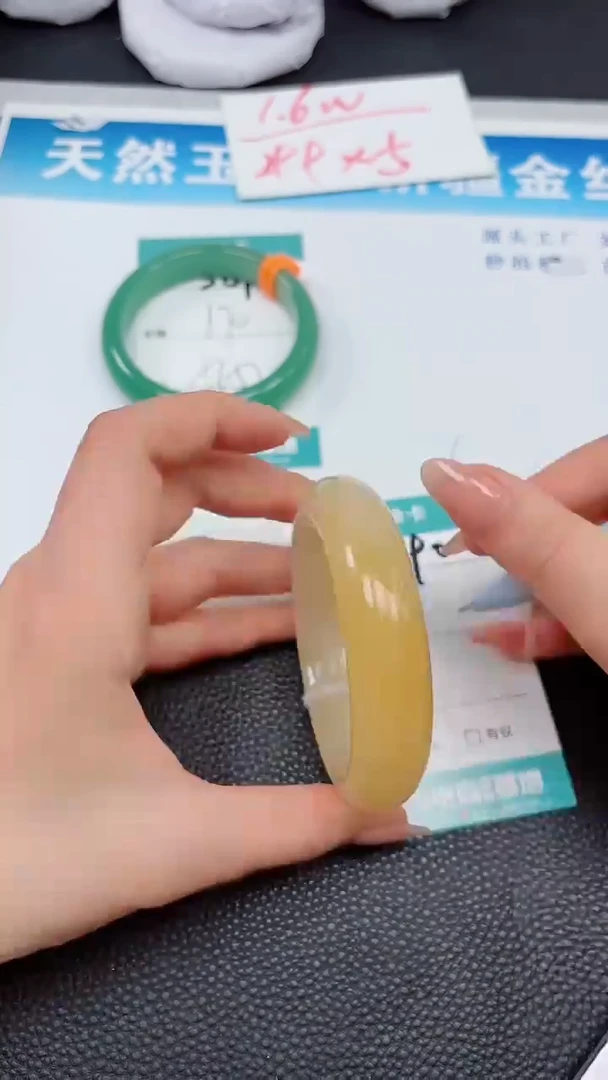 【闪购商品】石英质玉手镯未镶嵌390