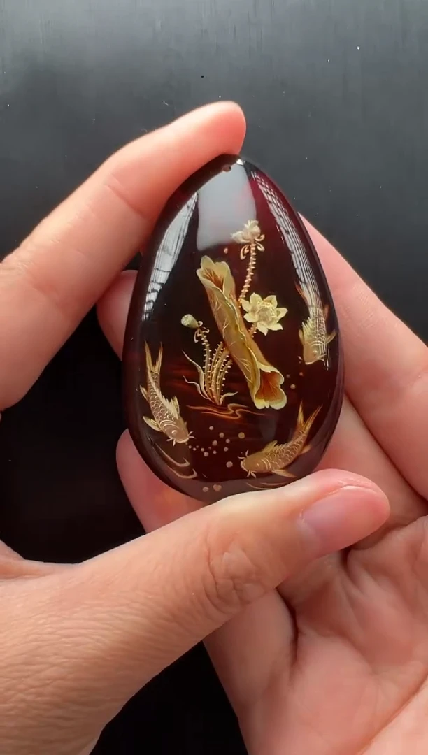 未镶嵌颈饰琥珀鱼