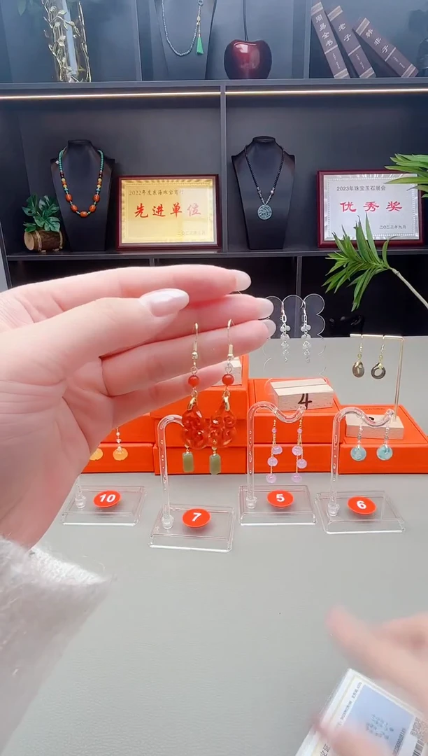 未镶嵌翡翠耳饰红色镂空葫芦