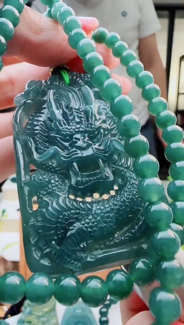 翡翠未镶嵌颈饰多样性发货其中一件