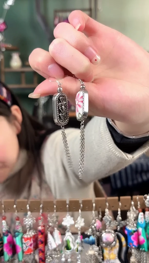 彩云南阁非遗老绣饰品749*