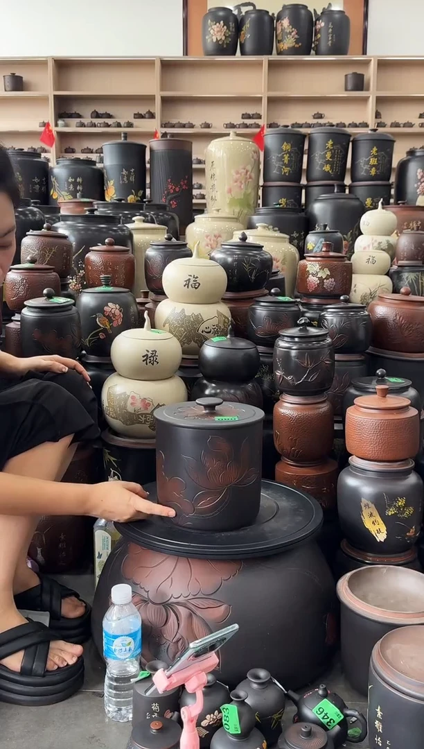 罐瑕疵 线雕荷花小八饼茶叶罐   080
