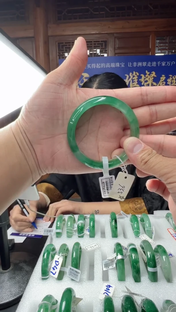 【闪购商品】石英质玉手镯未镶嵌1