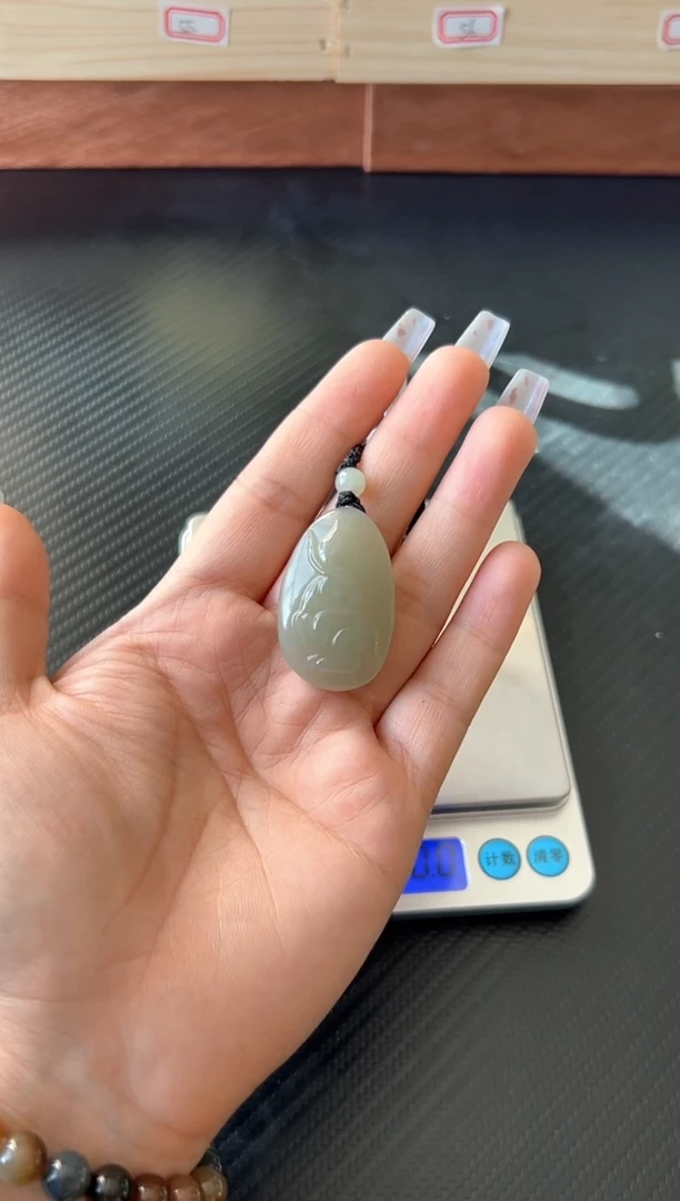 吊坠(赠链)未镶嵌和田玉且末微色差近矿吊坠