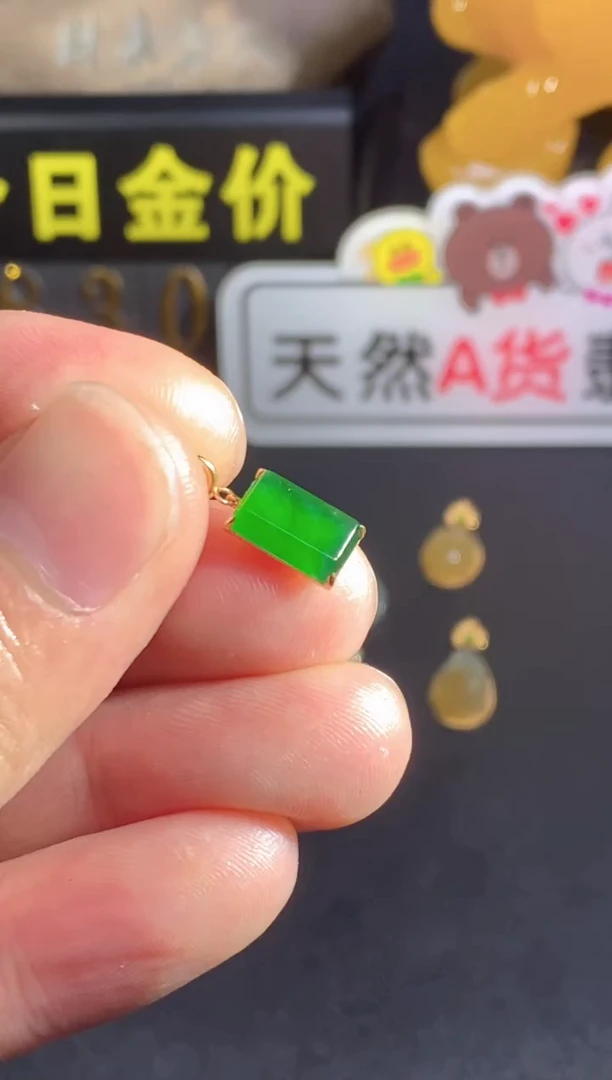 颈饰18K金镶嵌翡翠