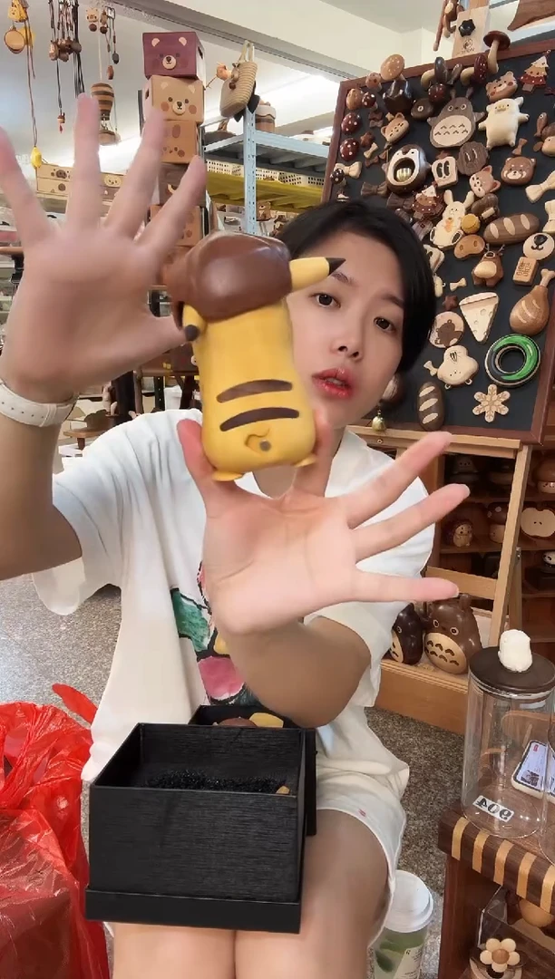木瑕疵皮卡丘摆件