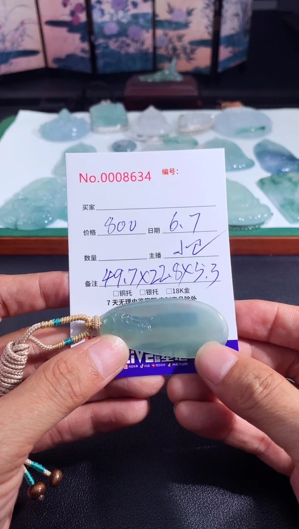 翡翠未镶嵌颈饰佛观天下