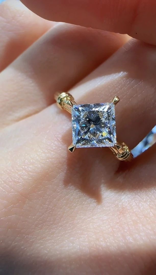 【闪购商品】实验室培育钻石18K金镶嵌罗马柱公主方1ct11圈