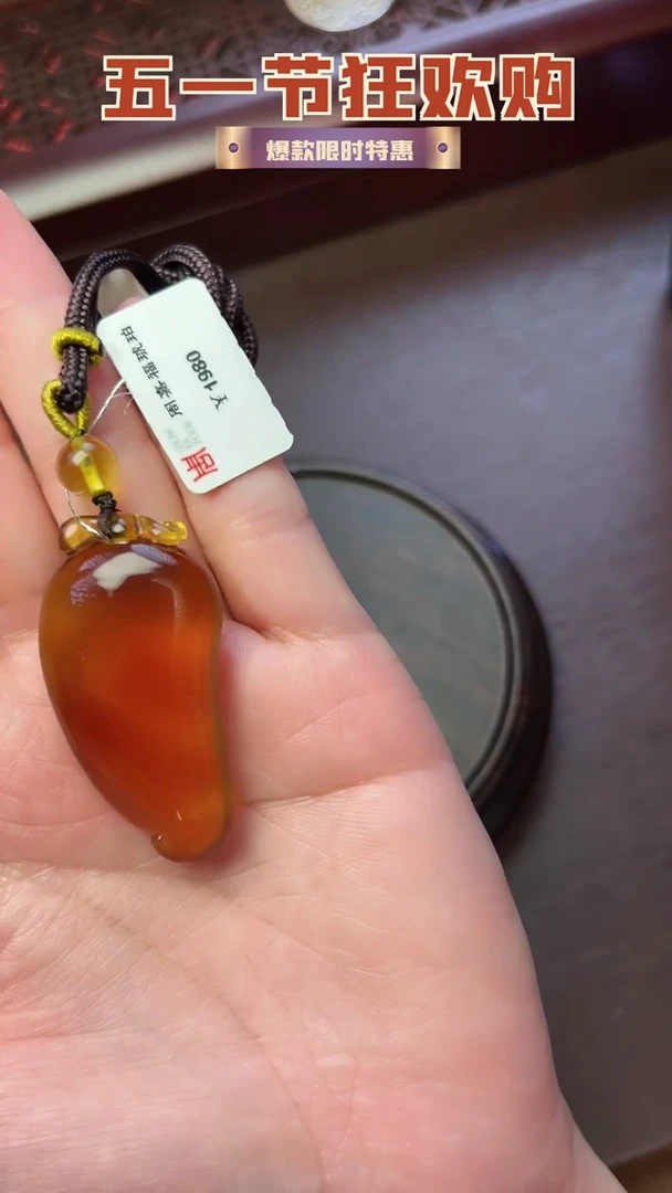 未镶嵌吊坠(赠链)琥珀手工雕刻件辣椒