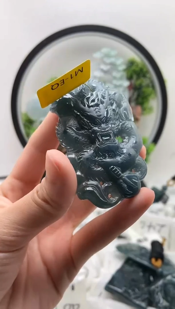 翡翠未镶嵌颈饰龙牌