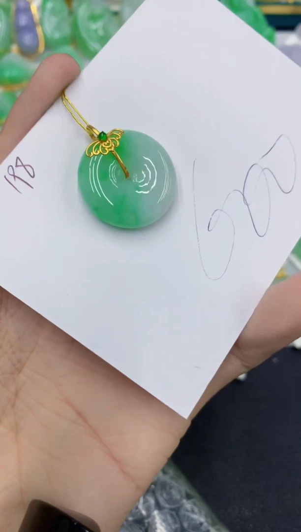 颈饰18K金镶嵌翡翠v**a111111111111