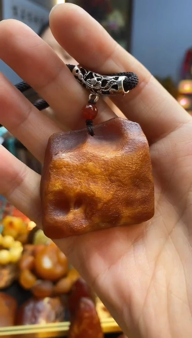 未镶嵌颈饰琥珀吊坠