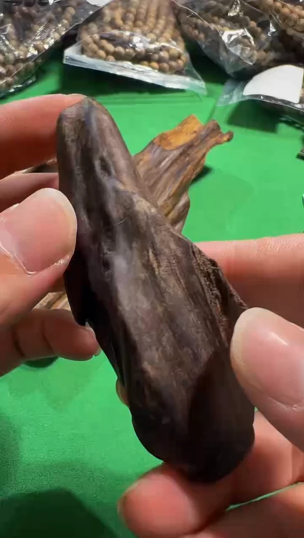 【闪购商品】沉香手把件81号留疤红土多样性发一