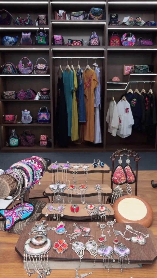 织绣52蒙阿苏苗绣传承店