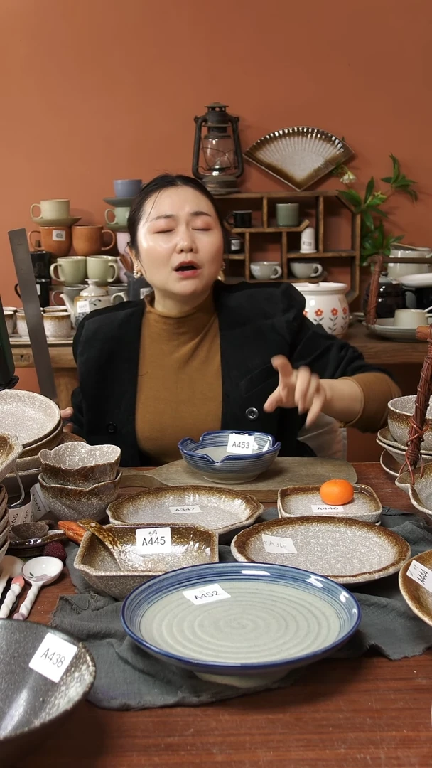 陶瓷A453  一只陶瓷手绘复古花瓣碗可能微瑕