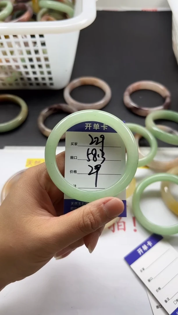 未镶嵌手镯石英质玉229
