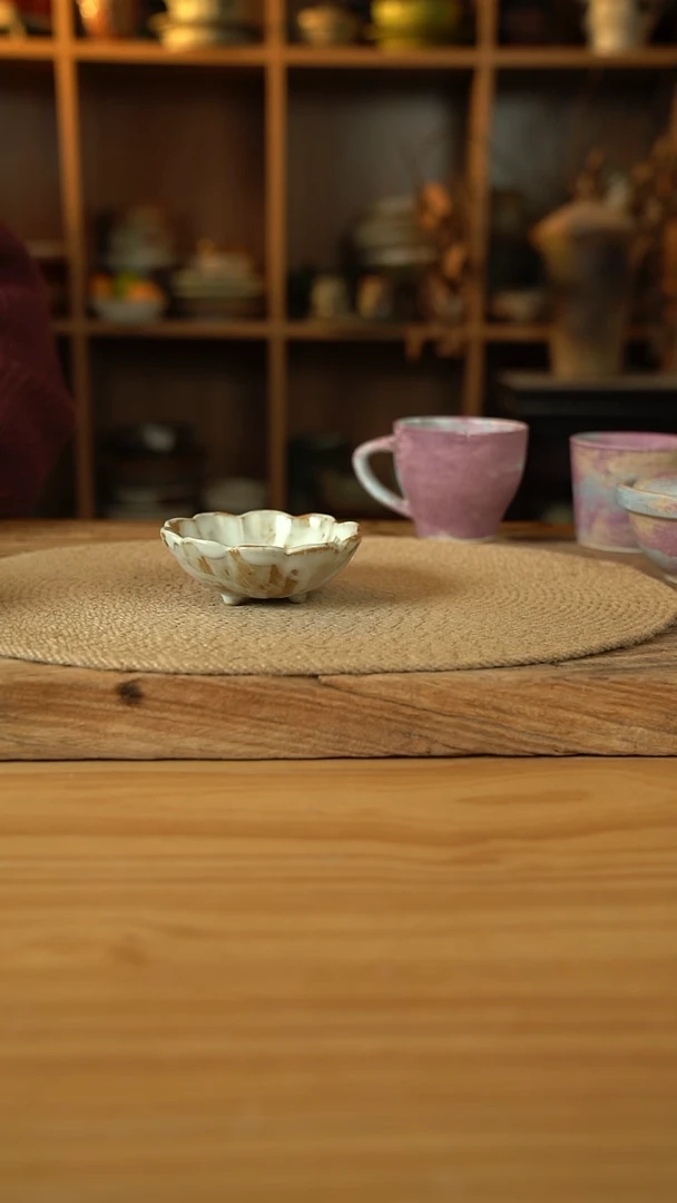 福利粉影系列的三脚花瓣碟1个