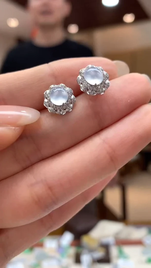 18K金镶嵌翡翠耳饰耳钉