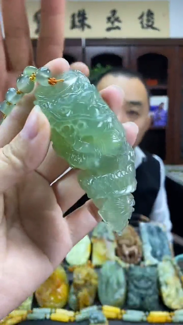 未镶嵌蛇纹石玉挂件龙