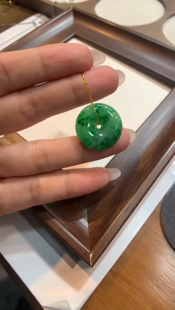 翡翠未镶嵌颈饰平安扣