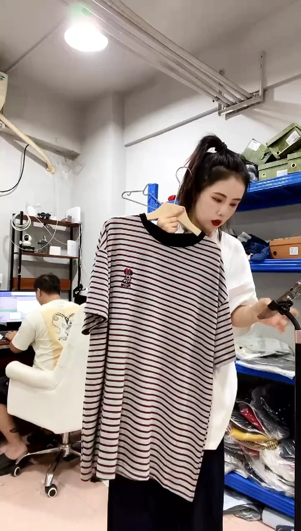 灰色红条短袖上衣