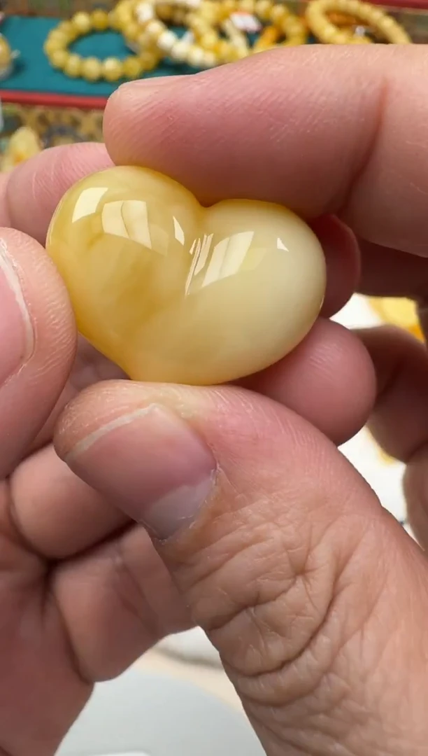 琥珀未镶嵌珠宝奇石5.1克肥美屁桃顶呱呱HZ245