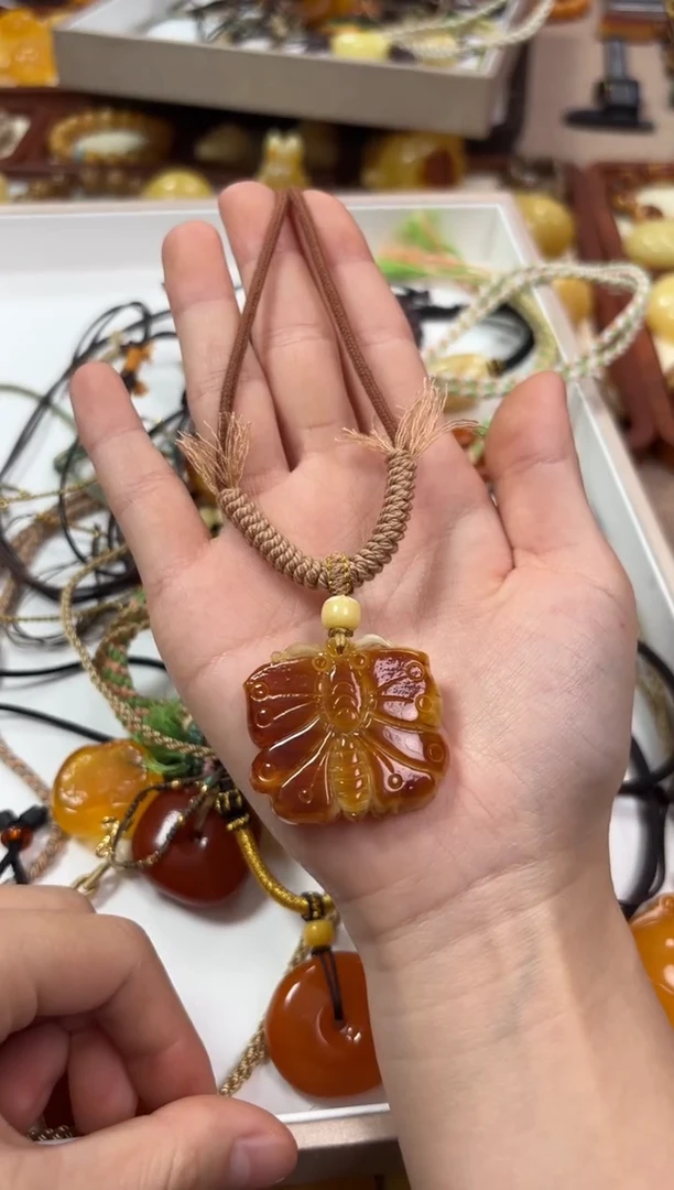 【闪购商品】琥珀裸石未镶嵌蝴蝶