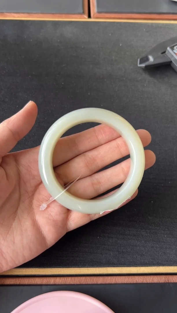 【闪购商品】和田玉手镯未镶嵌且末微色差近矿55+